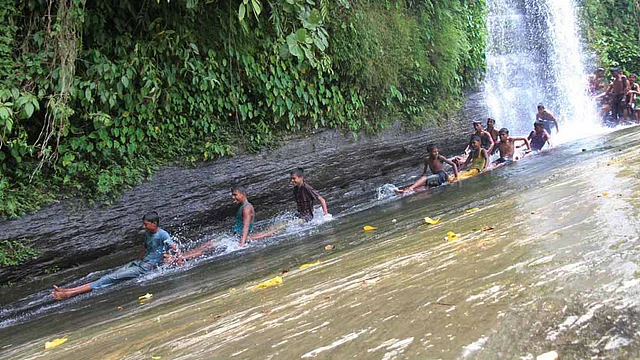 খাগড়াছড়ির মাটিরাঙ্গা উপজেলার হূদয় মেম্বারপাড়ার রিসাং ঝরনার পানিতে আনন্দে মেতে উঠেছে পর্যটকেরা। ছবিটি বৃহস্পতিবার তোলা। ছবি: নীরব চৌধুরী, খাগড়াছড়ি