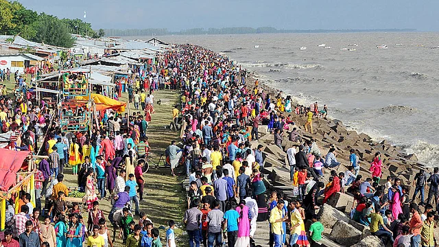 ঈদের ছুটিতে চট্টগ্রাম শহরের অদূরে পতেঙ্গায় ছিল দর্শনার্থীদের উপচে পড়া ভিড়। ছবিটি বৃহস্পতিবার তোলা। ছবি: সৌরভ দাশ, চট্টগ্রাম