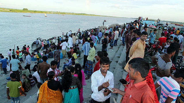 ঈদের ছুটিতে বগুড়ার সারিয়াকান্দি উপজেলায় যমুনার তীরবর্তী ‘প্রেম যমুনার ঘাট’ এলাকায় ভিড় জমিয়েছে অনেকেই। ছবিটি বুধবার তোলা। ছবি: সোয়েল রানা, বগুড়া