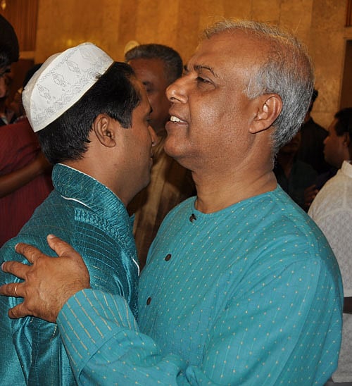 মস্কোর বাংলাদেশ দূতাবাসে ঈদের নামাজ শেষে কোলাকুলি
