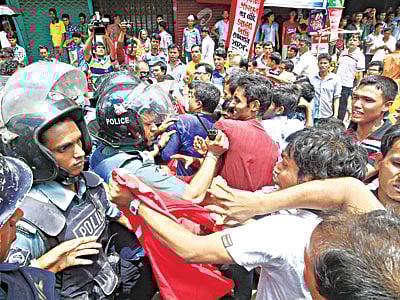 বকেয়া বেতন-ভাতা পরিশোধের দাবিতে গতকাল রাজধানীর বাড্ডায় হোসেন মার্কেটের সামনে বিক্ষোভ সমাবেশ শেষে মিছিল করতে চাইলে তোবা গ্রুপের শ্রমিকদের বাধা দেয় পুলিশ l ছবি: প্রথম আলো