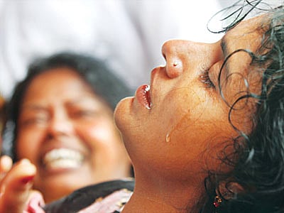 পদ্মায় যাত্রীবাহী লঞ্চডুবির ঘটনায় জীবিত উদ্ধার হয়েছেন বরিশালের রিনা রহমান। কিন্তু স্বামী, দুই মেয়ে ও একমাত্র ছেলে এখনো নিখোঁজ। তাঁদের হারিয়ে শোকে স্তব্ধ এই গৃহবধূ। মুন্সিগঞ্জের মাওয়া ঘাট থেকে গতকাল সোমবার বিকেলে তোলা ছবি l হাসান রাজা