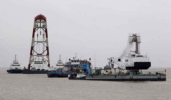 ডুবে যাওয়া লঞ্চ উদ্ধারে পদ্মায় উদ্ধারকারী জাহাজের তত্পরতা। ছবি: সাহাদাত পারভেজ