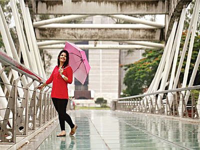 যখন-তখন বৃষ্টি মোকাবিলায় চাই টেকসই ছাতা, সঙ্গে ফ্যাশনেবল হলে তো কথা নেই। মডেল: এলভিন, ছবি: সুমন ইউসুফ