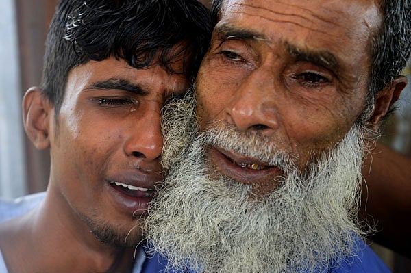 পদ্মায় লঞ্চডুবিতে মাকে হারিয়ে কাঁদছেন এই তরুণ। ছবিটি আজকের। ছবি: এএফপি