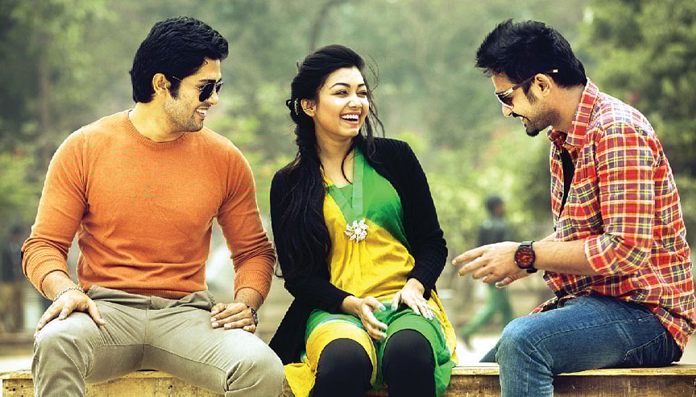 হাসি-কান্না, দুঃখ কিংবা আনন্দ বন্ধুদের সঙ্গেই ভাগাভাগি করে নেওয়া যায়। মডেল: ইয়াসির, মারজানা ও জনি। ছবি: অধুনা