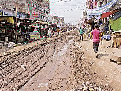 পানি-কাদায় একাকার রাস্তাটি দিয়ে রিকশাও চলতে চায় না। ছবিটি জুলাইয়ের শেষ দিকে তোলা l প্রথম আলো