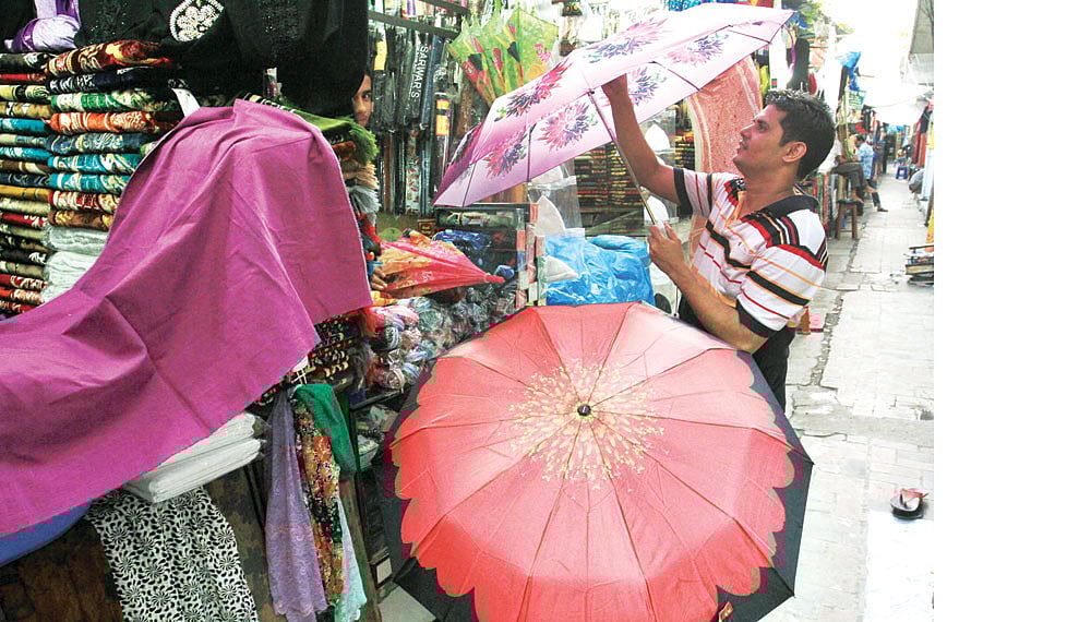 বর্ষাকালে ছাতা বিক্রির ধুম পড়ে যায়। বায়তুল মোকাররম মার্কেট থেকে তোলা ছবি l আশরাফুল আলম