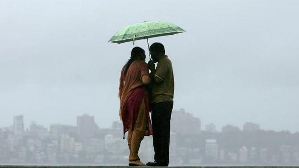 বয়স যা-ই হোক না কেন, সঙ্গীর সঙ্গে জীবনের সুখ-দুঃখ ভাগাভাগি করে নিতে পারাটাই বড় কথা। প্রতীকী ছবি: রয়টার্স