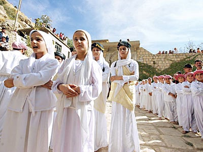 প্রার্থনা করছে একদল ইয়াজিদি কিশোর–কিশোরী