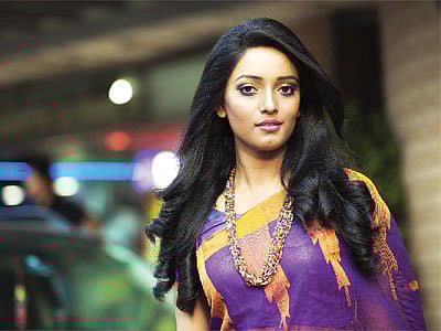 মানানসই সাজ–পোশাকে ফুটে ওঠে সৌন্দর্য্য। ছবি: কবির হোসেন, মডেল: জে্যাতি, সাজ: কানিজ আলমাস খান, পোশাক: বিবিয়ানা