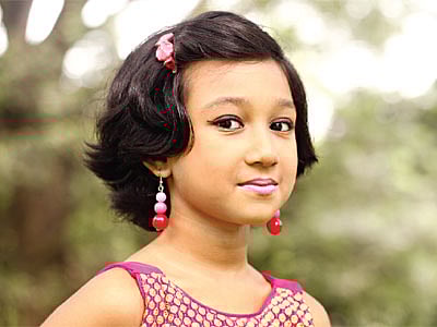 কান ফোঁড়ানোর কিছুদিন পরে কানে যেকোনো মানানসই দুল পরানো যেতে পারে। মডেল: জেরিন। ছবি: নকশা