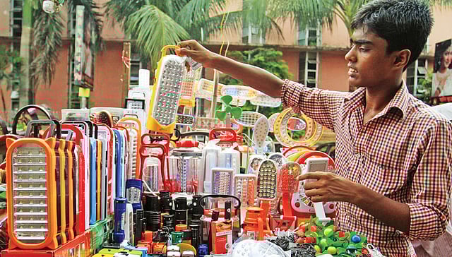 বাজারে এখন চার্জার লাইট এর চাহিদা প্রচুর। ছবিটি গতকাল বায়তুল মোকাররম এলাকা থেকে তোলা l ছবি: আশরাফুল আলম