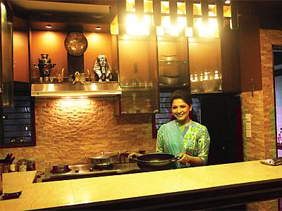 মডেল ও অভিনেত্রী বাঁধনের বাড়ির মতো এমন রান্নাঘর আজকাল দেখা যায়। ছবি: নকশা