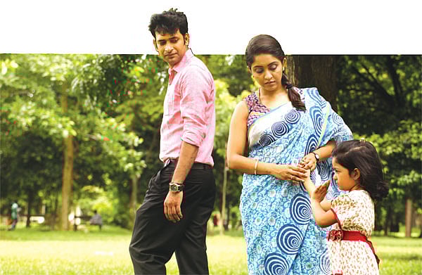 সপ্তাহের দিন ধরে মা–বাবার কাছে ভাগাভাগি করে থাকা। বাবা দিয়ে গেলেন মায়ের কাছে। মডেল হয়েছেন রাসেল, জিনিয়া ও ফাইরু। ছবি: সুমন ইউসুফ