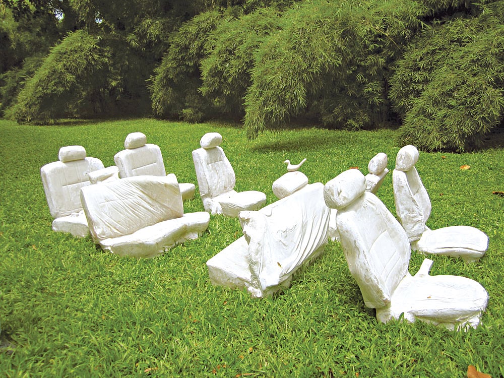 যা ছিল ধ্বংসস্তূপ, তা থেকেই তৈরি হচ্ছে স্মৃতিভাস্কর্য। ২০১১ সালে মানিকগঞ্জের জোকায় বাসের ধাক্কায় পিষ্ট সেই মাইক্রোবাসটি নিয়েই এ ভাস্কর্য তৈরি করছেন শিল্পী ঢালী আল মামুন। দুমড়ানো-মোচড়ানো সিটগুলো ইতিমধ্যে শিল্পীর হাতের ছোঁয়ায় পেয়েছে অনন্য মাত্রা। ওই মর্মন্তুদ ঘটনায় অকালে নিভে যায় চলচ্চিত্রকার তারেক মাসুদ ও চিত্রগ্রাহক মিশুক মুনীরসহ পাঁচজনের প্রাণপ্রদীপ l ছবি: প্রথম আলো