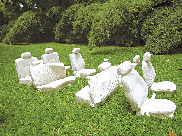 যা ছিল ধ্বংসস্তূপ, তা থেকেই তৈরি হচ্ছে স্মৃতিভাস্কর্য। ২০১১ সালে মানিকগঞ্জের জোকায় বাসের ধাক্কায় পিষ্ট সেই মাইক্রোবাসটি নিয়েই এ ভাস্কর্য তৈরি করছেন শিল্পী ঢালী আল মামুন। দুমড়ানো-মোচড়ানো সিটগুলো ইতিমধ্যে শিল্পীর হাতের ছোঁয়ায় পেয়েছে অনন্য মাত্রা। ওই মর্মন্তুদ ঘটনায় অকালে নিভে যায় চলচ্চিত্রকার তারেক মাসুদ ও চিত্রগ্রাহক মিশুক মুনীরসহ পাঁচজনের প্রাণপ্রদীপ l ছবি: প্রথম আলো