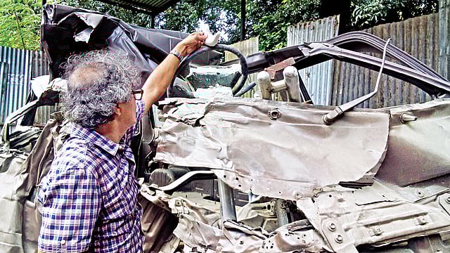 বন্ধু হারানোর শেষ মুহূর্তের স্মারকে শিল্পীর ছোঁয়া l প্রথম আলো