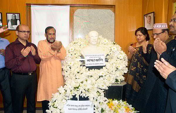 বঙ্গবন্ধুর আবক্ষ মূর্তিতে মাল্যদান শেষে তাঁর আত্মার মাগফিরাত কামনায় বিশেষ মোনাজাত। ছবি: ভাস্কর মুখার্জি