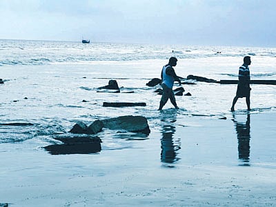 কুয়াকাটা সৈকতে ছড়িয়ে-ছিটিয়ে রয়েছে সিসি ব্লক ও ইটের টুকরা। তবে ঝুঁকি নিয়েই পর্যটকেরা জোয়ারের সময় পানিতে ঝাঁপ দিচ্ছেন। এতে অনেকে আহতও হচ্ছেন । প্রথম আলো