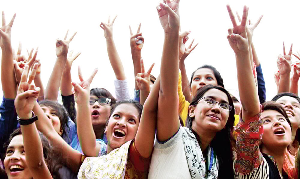 আমরাই সেরা, আঙুল উচিয়ে সেই বার্তায় দিচ্ছেন রাজউকের শিক্ষার্থীরা। ছবি: সাহাদাত পারভেজ