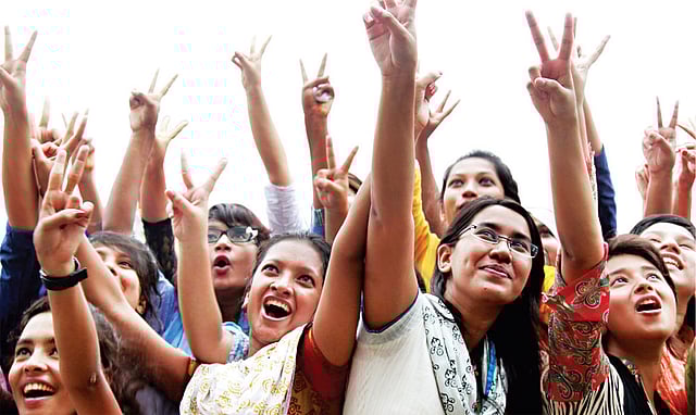 আমরাই সেরা, আঙুল উচিয়ে সেই বার্তায় দিচ্ছেন রাজউকের শিক্ষার্থীরা। ছবি: সাহাদাত পারভেজ