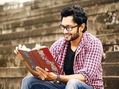 প্রয়োজনের পাশাপাশি ফ্যাশনেও চাহিদা চশমার। মডেল: শুভ, ছবি: সুমন ইউসুফ