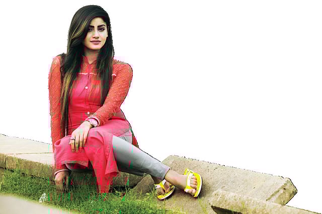 রাবারের পাতলা চটিও এখন ফ্যাশনের অন্যতম অনুষঙ্গ।  মডেল: বৃষ্টি কৃতজ্ঞতা: লোটো  ছবি: নকশা