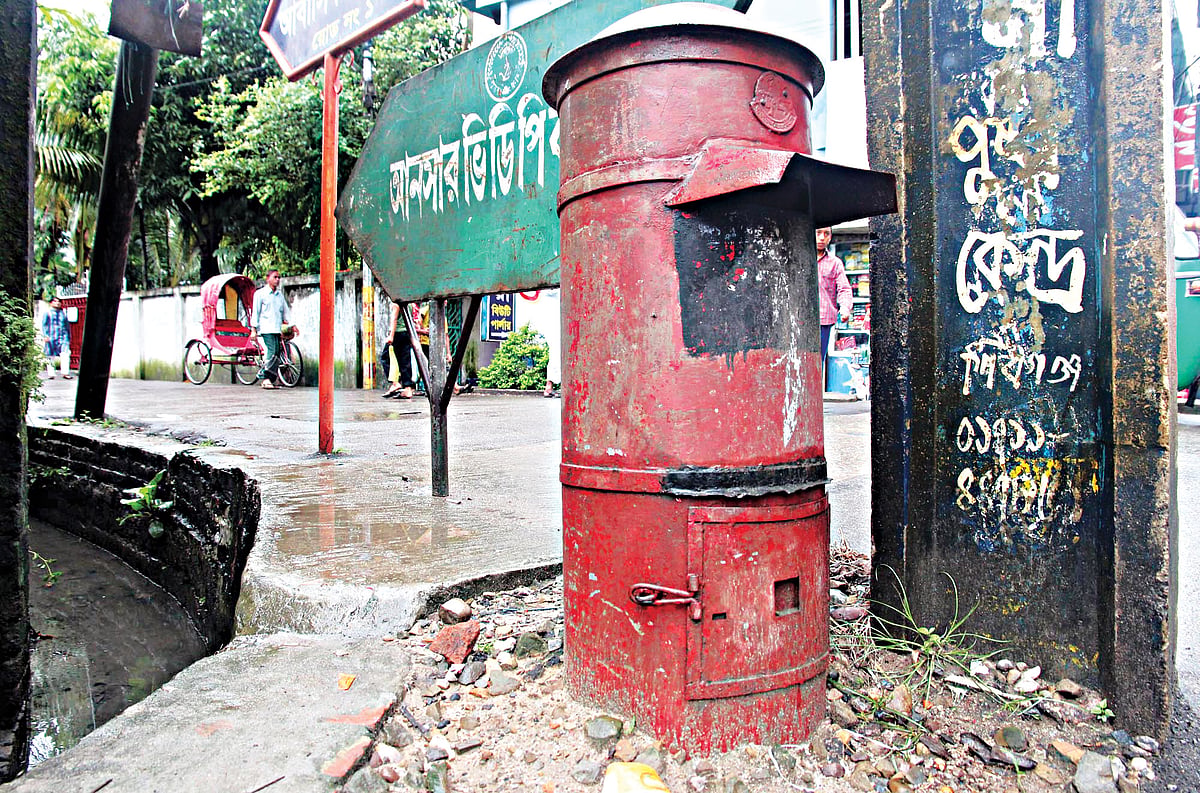 সিলেটের মিরাবাজার এলাকার একটি ডাকবাক্স। অরক্ষিত এই ডাকবাক্সের তালা থাকার কথা থাকলেও তা নেই। গত শনিবার তোলা ছবি l প্রথম আলো