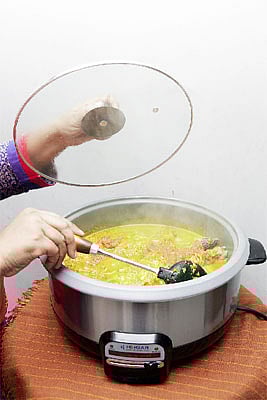 কারি কুকারে ঝটপট রান্না। ছবি: অধুনা