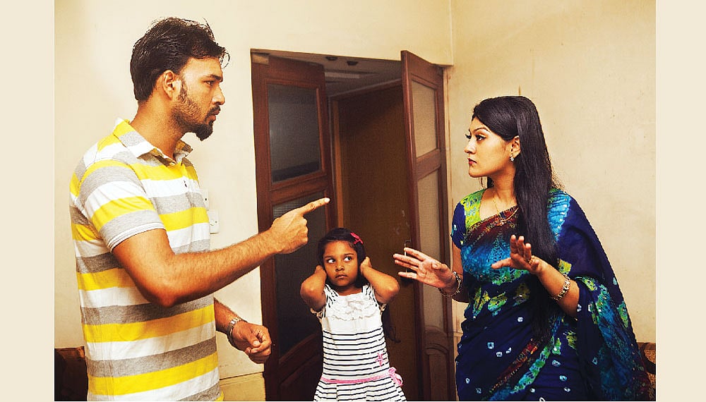 মা–বাবার ঝগড়া সন্তানের সামনে তার মনে ভীতির সঞ্চার করে। মডেল: রিপন, অহনা ও শীতল, ছবি: কবির হোসেন
