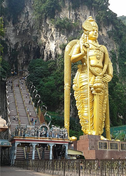 সোনালী রঙের ১৪০ ফুট উঁচু মুরুগান মূর্তি