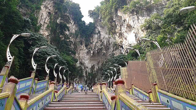 মূল গুহামুখে ওঠার সিড়ি