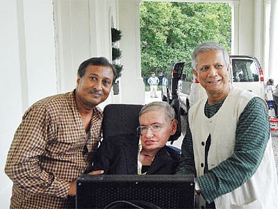 নাসির আলী মামুন, স্টিফেন হকিং ও ড. মুহাম্মদ ইউনুস, হোয়াইট হাউস, ওয়া​িশংটন ডিসি, যুক্তরাষ্ট্র, ১২ আগস্ট ২০০৯৷ ছবি: ভিদার জর্গেনসেন, ফটোজিয়াম