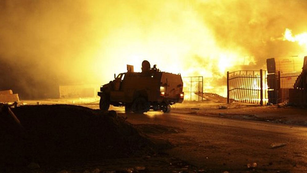 লিবিয়ার রাজধানী ত্রিপোলির আন্তর্জাতিক বিমানবন্দর নিজেদের দখলে নেওয়ার দাবি করেছে দেশটির মিসরাতা শহরের ইসলামপন্থী বিদ্রোহীরা। ছবি: রয়টার্স