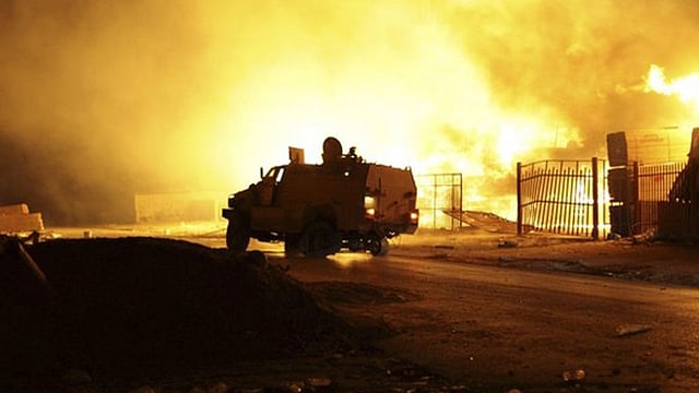 লিবিয়ার রাজধানী ত্রিপোলির আন্তর্জাতিক বিমানবন্দর নিজেদের দখলে নেওয়ার দাবি করেছে দেশটির মিসরাতা শহরের ইসলামপন্থী বিদ্রোহীরা। ছবি: রয়টার্স