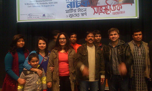 পরিচালক বৃন্দাবন দাসের সঙ্গে কয়েকজন দর্শক