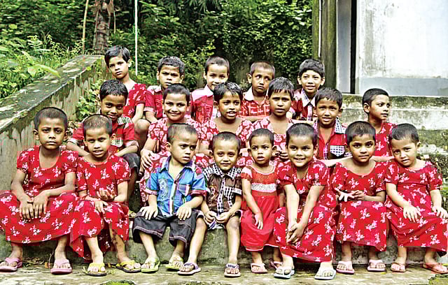 তারা বিভিন্ন সময় হারিয়ে গেছে মা–বাবার কাছ থেকে। শুধু মা–বাবার নামই তারা বলতে পারে। তাদের ঠাঁই হয়েছে নগরের রৌফাবাদের ছোটমণি নিবাসে। পরিবারের কাছে ফেরার অপেক্ষায় মুখিয়ে আছে এই কচি মুখগুলো l জুয়েল শীল