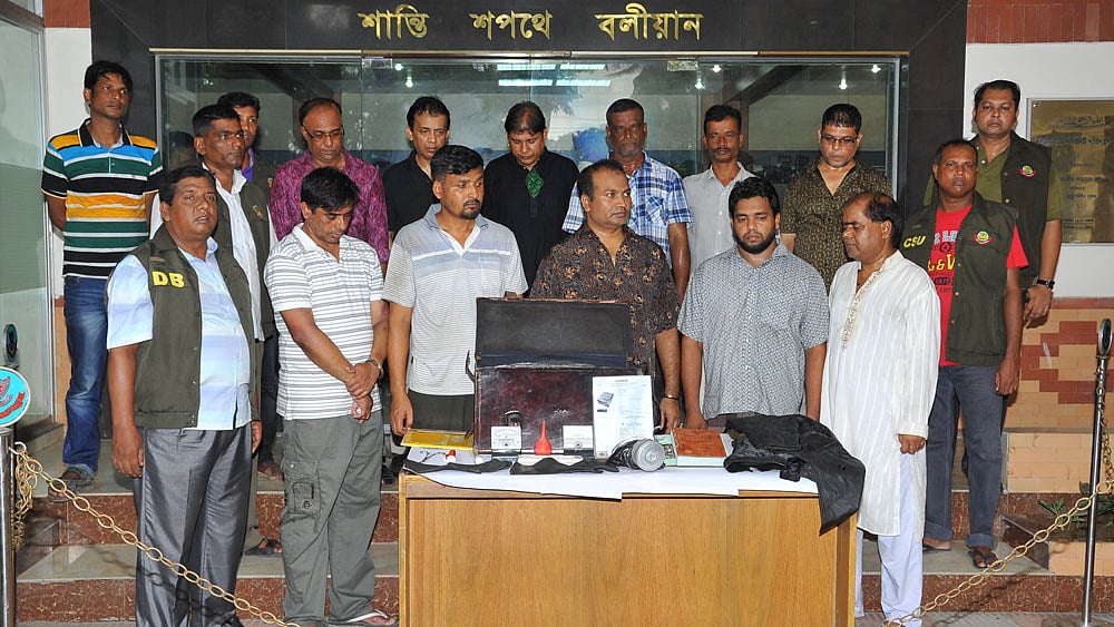 ডিবি পুলিশের একটি দল ঢাকার বিভিন্ন এলাকায় অভিযান চালিয়ে ‘ইউরেনিয়াম’ কেনাবেচায় সংশ্লিষ্ট অভিযোগে ১১ জনকে গ্রেপ্তার করেছে। ছবি: প্রথম আলো
