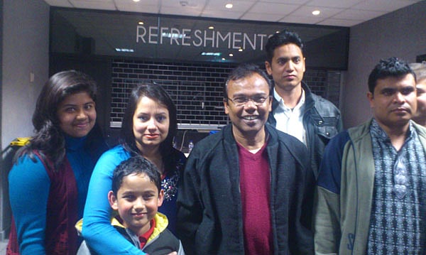 ফজলুর রহমান বাবুর সঙ্গে দর্শকেরা।