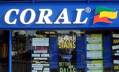 লন্ডনে কোরাল দোকানের সামনের দৃশ্য।