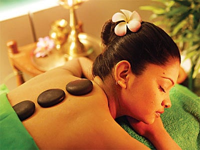 মেদ কমাতে ব্যায়ামের পাশাপাশি ম্যাসাজও করাতে পারেন, মডেল: বেনজির, ছবি: নকশা