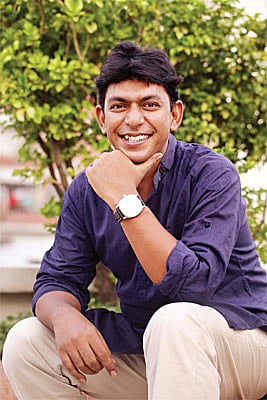 এই হাসিই যেন তাঁর ট্রেডমার্ক