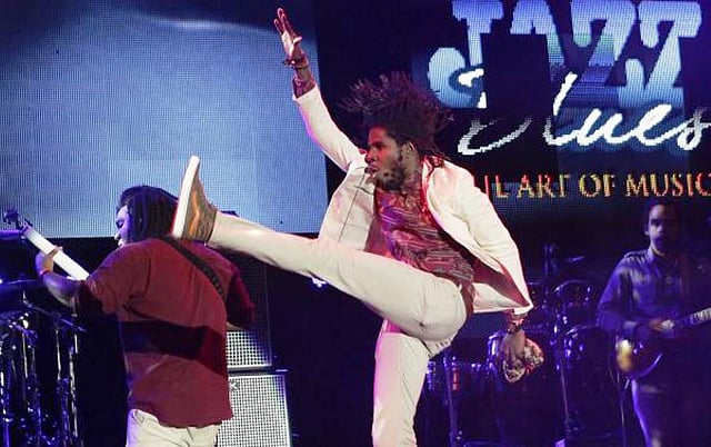 জ্যামাইকা জ্যাজ অ্যান্ড ব্লুজ উত্সবে গান গাইছেন রেগে শিল্পী ক্রনিক্স। ত্রেলাইনি, ৩০ জানুয়ারি, ২০১৪। ছবি: রয়টার্স