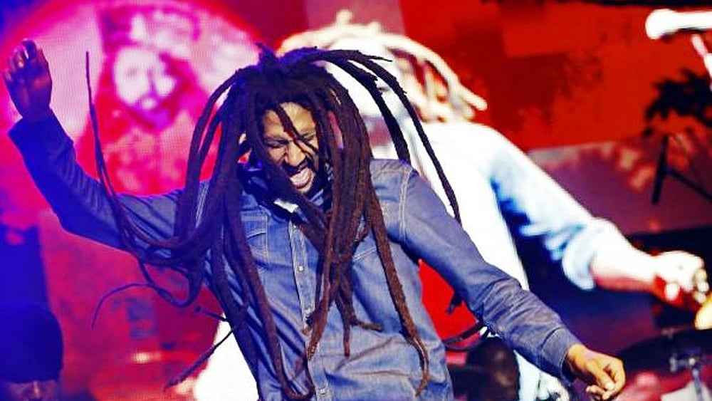 বব মার্লির ৬৯তম জন্মদিনের উত্সবে জ্যামাইকার জাতীয় স্টেডিয়ামে গান গাইছেন তাঁর ছেলে রেগে শিল্পী জুলিয়ান মার্লি। কিংস্টন, ৭ ফেব্রুয়ারি, ২০১৪। ছবি: রয়টার্স