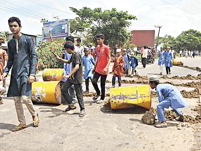 নূরুল ইসলাম ফারুকী হত্যার প্রতিবাদে গতকাল আহলে সুন্নাত ওয়াল জামায়াতের কর্মীরা বিক্ষোভ করেন। চট্টগ্রামের হাটহাজারীর মদুনাঘাটে সড়ক আবরোধ করেন তাঁরা l প্রথম আলো