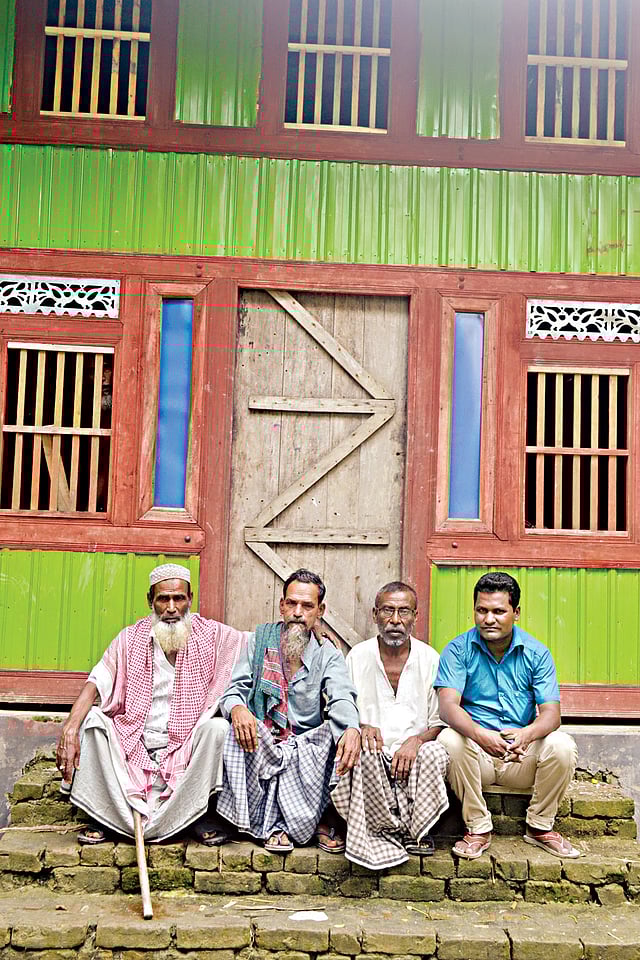 আপনজনের কাছে ফেরা: বড় ভাই হামিদ সিকদার (বাঁয়ে) ও ভাতিজাদের সঙ্গে আবদুস সাত্তার সিকদার