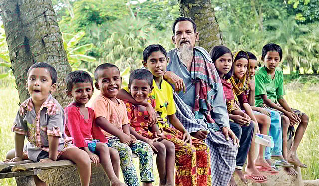 মায়াময় বন্ধন: এখন এসব কচিকাঁচার সঙ্গেই বেশি সময় কাটে আবদুস সাত্তার সিকদারের