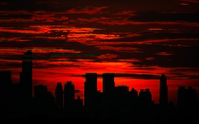 নিউইয়র্কের ম্যানহাটনে রক্তিম গোধূলির মধ্য দিয়ে দিবাবসান। সেখানে চলছে ইউএস ওপেন টেনিস প্রতিযোগিতা। সোমবার ছিল প্রতিযোগিতার অষ্টম দিন। ছবি: এএফপি