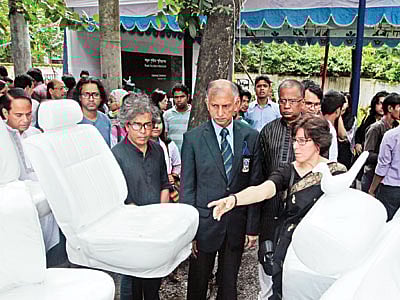 ‘সড়ক দুর্ঘটনা স্মৃতিস্থাপনা’ উদ্বোধন শেষে ঘুরে দেখছেন (সামনে বাঁ থেকে) শিল্পী ঢালী আল মামুন, ঢাকা বিশ্ববিদ্যালয়ের উপাচার্য আ আ ম স আরেফিন সিদ্দিক ও তারেক মাসুদের স্ত্রী ক্যাথরিন মাসুদ l ছবি: প্রথম আলো